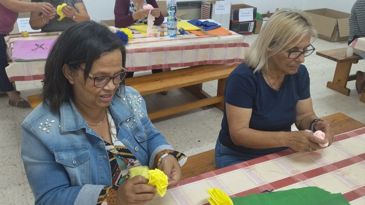 Elaboração conjunta de flores para decorar as ruas da Aldeia